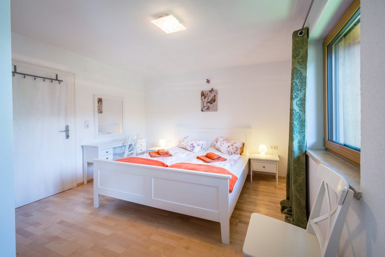 10_Ferienwohnung_Chalet_Schlossblick_Schlafzimmer_gross2.jpg
