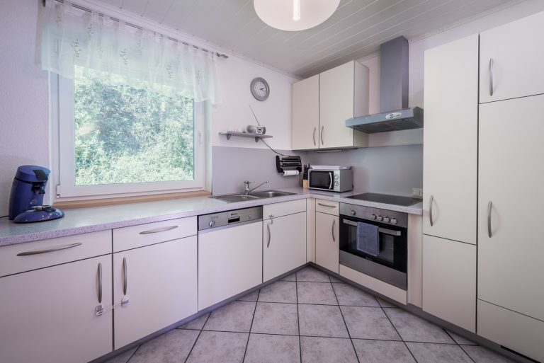 13_Ferienwohnung_Chalet_Schlossblick_Kueche1.jpg