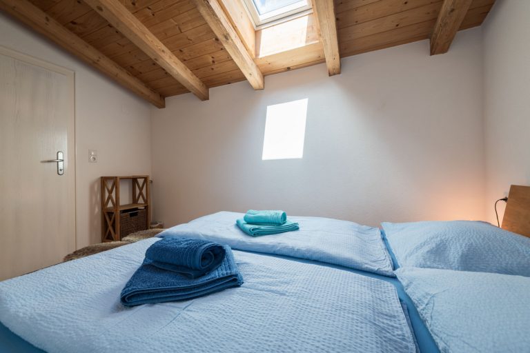103_Apartment-Chalet-Schlossblick_Schlafzimmer-mit-Doppelbett.jpg