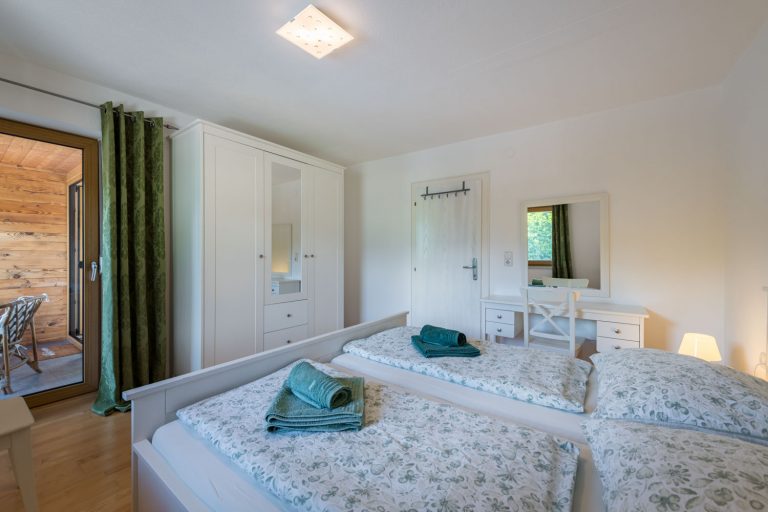 106_Apartment-Chalet-Schlossblick_Schlafzimmer-mit-Doppelbett-und-Schrank.jpg
