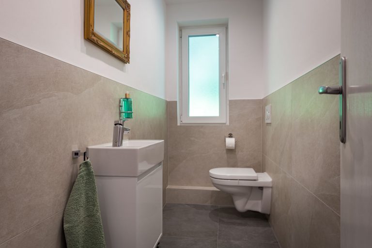 123_Apartment-Chalet-Schlossblick_Gaeste-WC.jpg